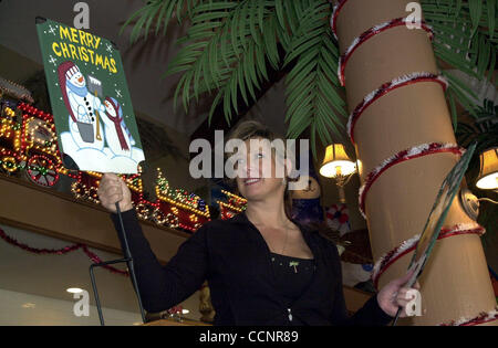 Virginia Murney, Mitinhaber von Woodys Beach House Bar & Grill, im Discovery Bay, Kalifornien, ziert das Restaurant für die bevorstehenden Feiertage auf Dienstag, 30. November 2004. Foto für Biz Profil. (EDDIE LEDESMA/CONTRA COSTA TIMES) Stockfoto