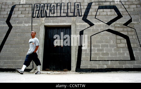 Ein Gang-Mitglied der 18th Street betritt einen Bunker in einem Bundesgefängnis in der Nähe von Tegucigalpa, Honduras. Fotograf: Luis J. Jimenez Stadt: Tegucigalpa Land: Honduras Datum: 10. Juni 2004 Stockfoto