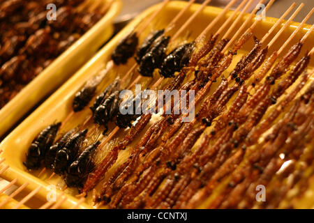 14. Juni 2004 - Peking, China - ein Nachtmarkt in Peking, wo Händler Nudeln verkaufen, gebratene Ziege Hoden, gebratene Seidenraupe, gebratener Tintenfisch, Fleisch, getrocknete Insekten, getrocknete Skorpione, Zikaden und andere Insekten. (Kredit-Bild: © Zack Baddorf/ZUMA Press) Stockfoto