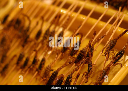 14. Juni 2004 - Peking, China - ein Nachtmarkt in Peking, wo Händler Nudeln verkaufen, gebratene Ziege Hoden, gebratene Seidenraupe, gebratener Tintenfisch, Fleisch, getrocknete Insekten, getrocknete Skorpione, Zikaden und andere Insekten. (Kredit-Bild: © Zack Baddorf/ZUMA Press) Stockfoto