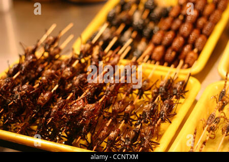 14. Juni 2004 - Peking, China - ein Nachtmarkt in Peking, wo Händler Nudeln verkaufen, gebratene Ziege Hoden, gebratene Seidenraupe, gebratener Tintenfisch, Fleisch, getrocknete Insekten, getrocknete Skorpione, Zikaden und andere Insekten. (Kredit-Bild: © Zack Baddorf/ZUMA Press) Stockfoto