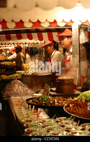 14. Juni 2004 - Peking, China - ein Nachtmarkt in Peking, wo Händler Nudeln verkaufen, gebratene Ziege Hoden, gebratene Seidenraupe, gebratener Tintenfisch, Fleisch, getrocknete Insekten, getrocknete Skorpione, Zikaden und andere Insekten. (Kredit-Bild: © Zack Baddorf/ZUMA Press) Stockfoto