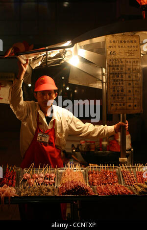 14. Juni 2004 - Peking, China - ein Nachtmarkt in Peking, wo Händler Nudeln verkaufen, gebratene Ziege Hoden, gebratene Seidenraupe, gebratener Tintenfisch, Fleisch, getrocknete Insekten, getrocknete Skorpione, Zikaden und andere Insekten. (Kredit-Bild: © Zack Baddorf/ZUMA Press) Stockfoto