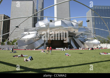 6. August 2004; Chicago, IL, USA; Die Jay Pritzker Pavillon im freien Musik befindet sich an der Kreuzung der Columbus & Randolph Straßen Chicagos neue Millennium Park. Besucher des Pavillons genießen den Rasen trotz keine Musikern heute. Frank Gehry - Gewinner des Pritzker-Preises im Merkmal Stockfoto