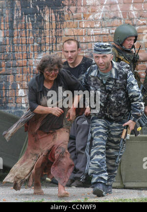 Fünf Jahre nach der Beslan Schule-Belagerung; im Bild: Soldaten retten Opfer des Seige. Stockfoto