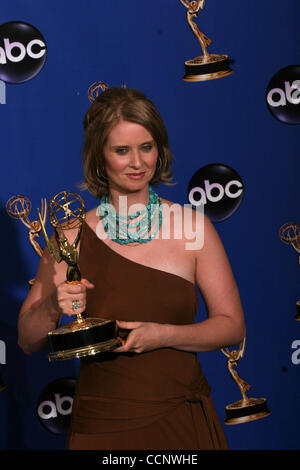 Sep 19, 2004; Los Angeles, Kalifornien, USA; EMMYS 2004: CYNTHIA NIXON im Presseraum an der 56th Annual Primetime Emmy Awards im Shrine Auditorium in Los Angeles statt.  Obligatorische Credit: Foto von Scott Weiner/ZUMA Press. (©) Copyright 2004 von Scott Weiner (Newscom TagID: zumaphotos811237) [Foto Stockfoto