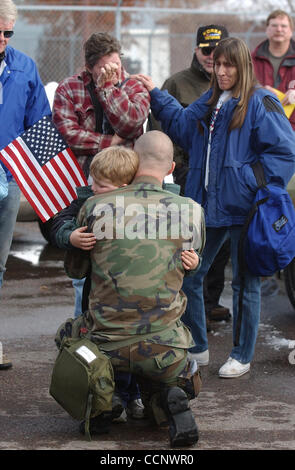 6. Februar 2003; Kalispell, MT, USA; US Army Reserve spec BRIAN FLANIGAN umarmt seinen Stiefsohn JOSH HOUGEN (5) vor der Abreise mit dem Bus zum aktiven Dienst. Im Hintergrund sind Flanigan es Mutter JANET (L) & Freund Joy Elgaen. Seine Ablösung ist eine Versorgungseinheit, die spezialisiert auf Übergabe & Reinigung trinken wa Stockfoto