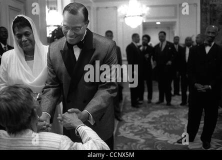 1. Mai 2003 - Chicago, Illinois, USA - Führer der Nation of Islam, grüßt Minister LOUIS FARRAKHAN eines seiner Mitglieder in der Nacht von seinen 70. Geburtstag zu feiern. (Kredit-Bild: © Eustacio Humphrey/ZUMApress.com) Stockfoto