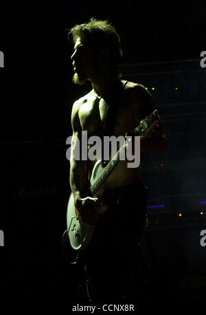 14. Juni 2003; Irvine, CA, USA; DAVE NAVARRO von Janes Addiction macht eine Überraschung Auftritt mit seiner Band bei der jährlichen KROQ Wennie Roast im Verizon Amphitheater in Irvine. Stockfoto