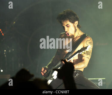 14. Juni 2003; Irvine, CA, USA; DAVE NAVARRO von Janes Addiction macht eine Überraschung Auftritt mit seiner Band bei der jährlichen KROQ Wennie Roast im Verizon Amphitheater in Irvine. Stockfoto