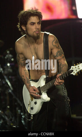 14. Juni 2003; Irvine, CA, USA; DAVE NAVARRO von Janes Addiction macht eine Überraschung Auftritt mit seiner Band bei der jährlichen KROQ Wennie Roast im Verizon Amphitheater in Irvine. Stockfoto