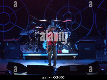 14. Juni 2003; Irvine, CA, USA; Sänger DAVE GROHL von "Foo Fighters", die auf der KROQ Weenie Braten 2003 titelte statt auf Verison Wireless Amphitheater. Stockfoto