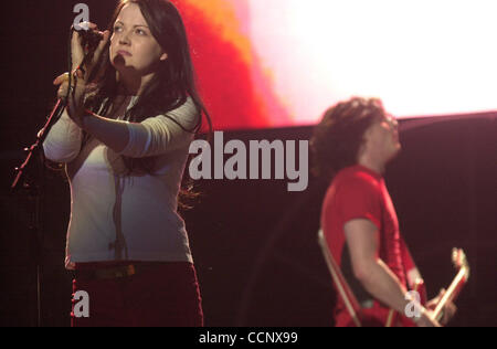 14. Juni 2003; Irvine, CA, USA; Geschwister (Gesang, Gitarre) JACK und MEG WHITE (Schlagzeug, Gesang) von "The White Stripes" bei den KROQ Weenie Braten 2003 abgehaltenen Verison Wireless Amphitheater. Stockfoto