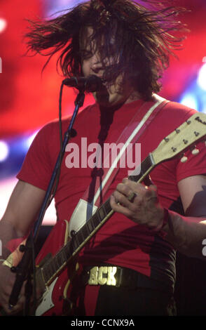 14. Juni 2003; Irvine, CA, USA; Sänger und Gitarrist JACK WHITE von den White Stripes auf KROQ Weenie Braten 2003 abgehaltenen Verison Wireless Amphitheater. Stockfoto