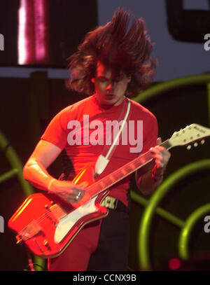 14. Juni 2003; Irvine, CA, USA; Sänger und Gitarrist JACK WHITE von den White Stripes auf KROQ Weenie Braten 2003 abgehaltenen Verison Wireless Amphitheater. Stockfoto