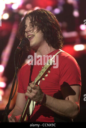 14. Juni 2003; Irvine, CA, USA; Sänger und Gitarrist JACK WHITE von den White Stripes auf KROQ Weenie Braten 2003 abgehaltenen Verison Wireless Amphitheater. Stockfoto