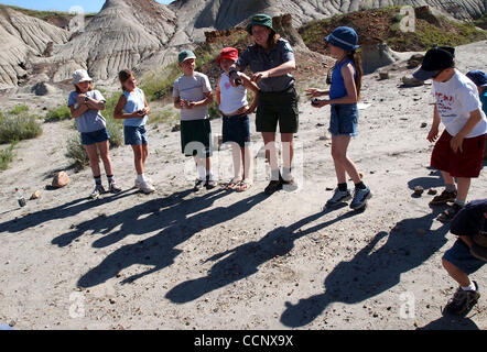 15. Juni 2003 hören - Brooks, Alberta, Kanada - Kinder, wie eine Anleitung sie unterwegs von Dinosaur Provincial Park in der Nähe von Brooks führt, wo viele bedeutende fossile Funde freigelegt wurden, und an anderen Standorten in Alberta Badlands Dinosaurier. Touristen, die nach dem "Dino Trail" Besuch von Museen und Graben Websites, Stockfoto