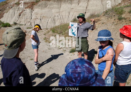 15. Juni 2003 hören - Brooks, Alberta, Kanada - Kinder, wie eine Anleitung sie unterwegs von Dinosaur Provincial Park in der Nähe von Brooks führt, wo viele bedeutende fossile Funde freigelegt wurden, und an anderen Standorten in Alberta Badlands Dinosaurier. Touristen, die nach dem "Dino Trail" Besuch von Museen und Graben Websites, Stockfoto