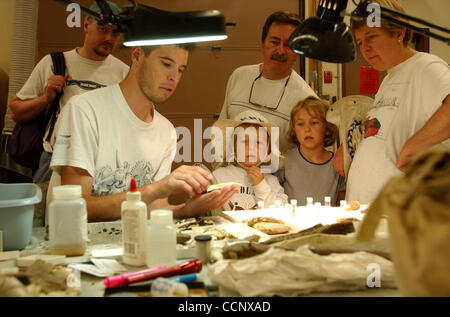 15. Juni 2003 - BROOKS, Alberta, Kanada - eine Gruppe von Touristen sprechen mit ein Paläontologe bei einem Rundgang durch das Labor auf dem Royal Tyrell Museum Feldstation im Dinosaur Provincial Park in der Nähe von Brooks, wo viele bedeutende fossile Funde freigelegt wurden, und an anderen Standorten in Alberta. Touristen, die nach Stockfoto