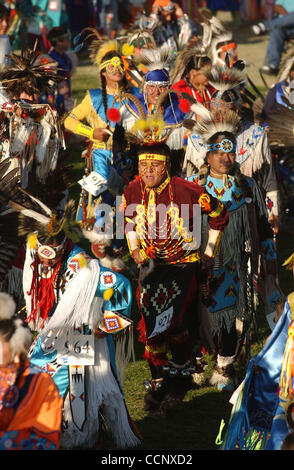 11. Juli 2003; Browning, MT, USA; Traditionelle Tänzer während der North American Indian Tage Powwow in Browning, Mt Dies ist der 52. jährlichen Ablauf der Veranstaltung die indische Tänzer und Besucher aus der ganzen Land zieht. Browning ist die Hauptstadt der Blackfeet-Nation-Reservation. Manda Stockfoto