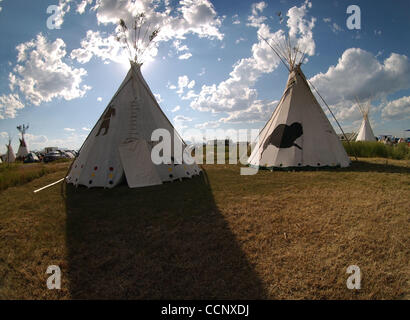 11. Juli 2003; Browning, MT, USA; Tipis bilden eine Skyline beim Sonnenuntergang während der North American Indian Tage Powwow in Browning, Mt Dies ist der 52. jährlichen Ablauf der Veranstaltung die indische Tänzer und Besucher aus der ganzen Land zieht. Browning ist die Hauptstadt der Blackfeet Nation Reserva Stockfoto