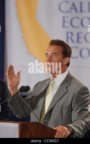 20. August 2003; Los Angeles, Kalifornien, USA; Kalifornien Gubernatorial Anwärter ARNOLD SCHWARZENEGGER, ehemaliger Staatssekretär George Schultz und Milliardär Warren Buffet spricht über seine europäische Konjunkturprogramm nach Kalifornien Economic Recovery Council treffen, dass er die Wes besuchte in Begleitung Stockfoto