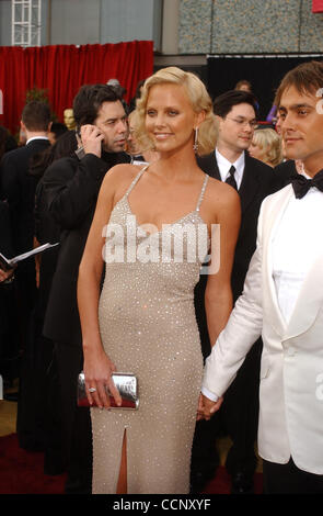 29. Februar 2004; Hollywood, Kalifornien, USA; Oscar-Verleihung 2004: Schauspielerin CHARLIZE THERON und STUART TOWNSEND Schauspieler kommen an der 76. Oscar-Verleihung im Kodak Theatre in Hollywood statt. Stockfoto