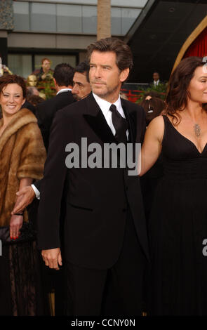 29. Februar 2004; Hollywood, Kalifornien, USA; Oscar-Verleihung 2004: Schauspieler PIERCE BROSNAN und seine Frau KEELY SHAYE SMITH erreichen die 76. Oscar-Verleihung im Kodak Theatre in Hollywood statt. Stockfoto