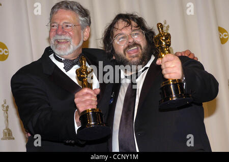 29. Februar 2004; Hollywood, USA; "Best Picture" Gewinner BARRIE M. JACKSON & PETER JACKSON im Presseraum an der 76th Annual Academy Awards statt im Kodak Theatre in Hollywood. Stockfoto