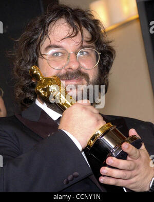 29. Februar 2004; Hollywood, USA; "Best Picture" & "Beste Regie" Sieger PETER JACKSON im Presseraum an der 76th Annual Academy Awards statt im Kodak Theatre in Hollywood. Stockfoto