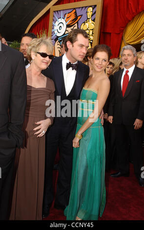 29. Februar 2004; Hollywood, Kalifornien, USA; Oscar-Verleihung 2004: Schauspieler JUDE LAW und SIENNA MILLER mit Judes Mutter der 76th Annual Academy Awards, angekommen im Kodak Theater statt. Stockfoto