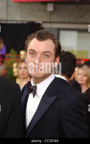 29. Februar 2004; Hollywood, Kalifornien, USA; Oscar-Verleihung 2004: Schauspieler JUDE LAW der 76th Annual Academy Awards, angekommen im Kodak Theater statt. Stockfoto