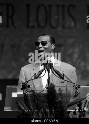 16. März 2004 spricht - Cleveland, Ohio, US - Minister LOUIS FARRAKHAN, Mitglieder der Nation des Islams auf einen Retter Tag Convention wo Tausende von Anhängern besucht, um ihn zu hören sprechen.  (Kredit-Bild: © Eustacio Humphrey/ZUMApress.com) Stockfoto