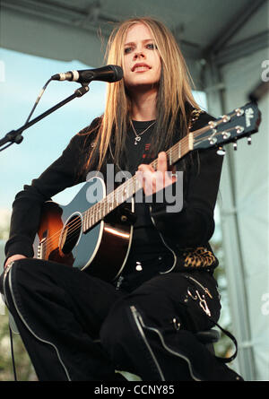 6. April 2004 - Vancouver, British Columbia, Kanada - kanadische Sängerin AVRIL LAVIGNE führt ein akustisches Konzert in Burnaby, British Columbia, Kanada am 6. April 2004. Avril Ramona Lavigne ist eine kanadische Sängerin, Modedesignerin und Schauspielerin. (Kredit-Bild: © Sergej Bachlakov/ZUMApress.com Stockfoto