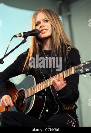 6. April 2004 - Vancouver, British Columbia, Kanada - kanadische Sängerin AVRIL LAVIGNE führt ein akustisches Konzert in Burnaby, British Columbia, Kanada am 6. April 2004. Avril Ramona Lavigne ist eine kanadische Sängerin, Modedesignerin und Schauspielerin. (Kredit-Bild: © Sergej Bachlakov/ZUMApress.com Stockfoto