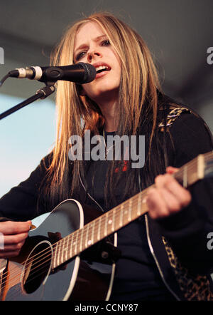6. April 2004 - Vancouver, British Columbia, Kanada - kanadische Sängerin AVRIL LAVIGNE führt ein akustisches Konzert in Burnaby, British Columbia, Kanada am 6. April 2004. Avril Ramona Lavigne ist eine kanadische Sängerin, Modedesignerin und Schauspielerin. (Kredit-Bild: © Sergej Bachlakov/ZUMApress.com Stockfoto