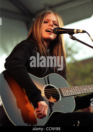 6. April 2004 - Vancouver, British Columbia, Kanada - kanadische Sängerin AVRIL LAVIGNE führt ein akustisches Konzert in Burnaby, British Columbia, Kanada am 6. April 2004. Avril Ramona Lavigne ist eine kanadische Sängerin, Modedesignerin und Schauspielerin. (Kredit-Bild: © Sergej Bachlakov/ZUMApress.com Stockfoto