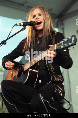 6. April 2004 - Vancouver, British Columbia, Kanada - kanadische Sängerin AVRIL LAVIGNE führt ein akustisches Konzert in Burnaby, British Columbia, Kanada am 6. April 2004. Avril Ramona Lavigne ist eine kanadische Sängerin, Modedesignerin und Schauspielerin. (Kredit-Bild: © Sergej Bachlakov/ZUMApress.com Stockfoto