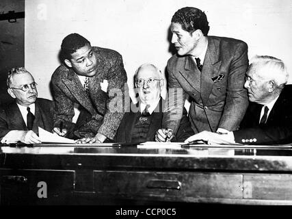 Joe Louis (links) und Chiles Arturo Godoy Augapfel einander, wie sie für ihre Madison Square Garden Zusammenstoß am 9. Februar 1940 unterzeichnen. Louis gewann den Kampf nach Punkten, während Godoy Tommy Farr als die einzigen Männer trat, dem Champion den Abstand zu nehmen.  9. Februar 1940 Stockfoto
