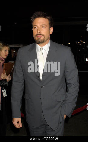18. Dezember 2003 - Hollywood, Kalifornien, US - I8249CHW.'' GEHALTSSCHECK '' WELTPREMIERE. GRAUMANN DES CHINESE THEATRE. HOLLYWOOD, CA.12/18/03.Ã'Â© / / 2003.BEN AFFLECK. (Bild Kredit: Â © Clinton Wallace/Globe Photos/ZUMAPRESS.com) Stockfoto
