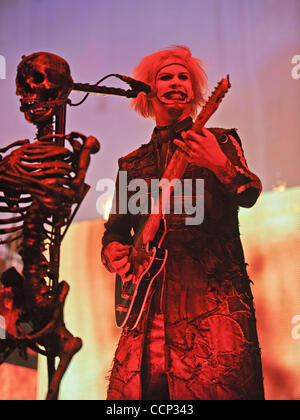 20. Oktober 2010 - Nashville, Tennessee, USA - JOHN LOWERY (aka. JOHN 5), Gitarrist Rob Zombie, tritt während der Halloween Hootenanny im Municipal Auditorium in Nashville, Tennessee am 20. Oktober 2010. (Bild Kredit: Amy Harris/ZUMApress.com ©) Stockfoto