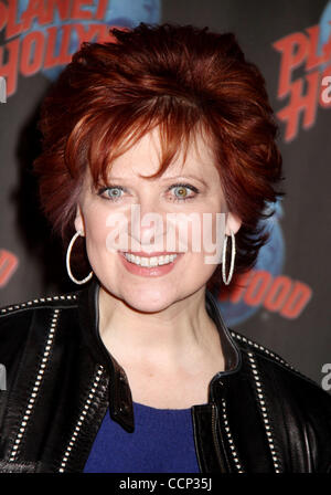 20. Oktober 2010 - New York, New York, USA - Realität Persönlichkeit CAROLINE MANZO aus "The Real Housewives of New Jersey" fördert "My Big Fat Gay Wedding" im Planet Hollywood. (Bild Kredit: Nancy Kaszerman/ZUMApress.com ©) Stockfoto