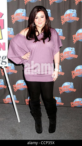 20. Oktober 2010 - New York, New York, USA - Realität Persönlichkeit LAUREN MANZO aus "The Real Housewives of New Jersey" fördern "My Big Fat Gay Wedding" im Planet Hollywood. (Bild Kredit: Nancy Kaszerman/ZUMApress.com ©) Stockfoto