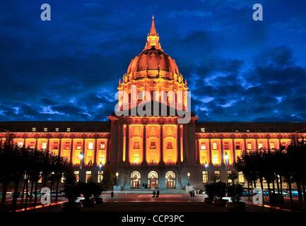 21. Oktober 2010 leuchtet orange Lichter für eine spezielle Veranstaltung in San Francisco, Kalifornien - San Francisco, Kalifornien, USA - The Civic Center Gebäude. (Bild Kredit: Josh Edelson/ZUMAPRESS.com ©) Stockfoto