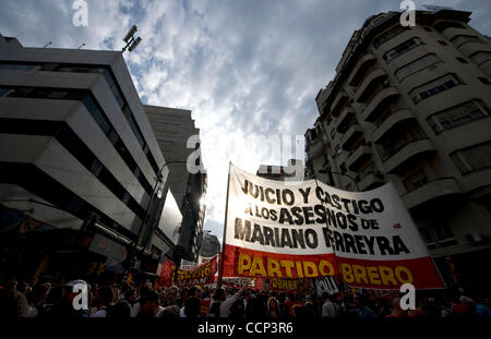 21. Oktober 2010 - Buenos Aires, Argentinien - Demonstranten marschieren von Avenida Callao und Avenida Corrientes, der Plaza de Mayo in Buenos Aires, Argentinien, aus Protest über die Erschießung des Mariano Ferreyra, 23, während ein Protest gegen die Entlassung des Bahn-Mitarbeiter von Linea Roca am Vortag in der Bar Stockfoto