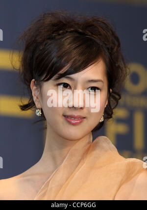 23. Oktober 2010 stellt während der Eröffnungsfeier von der 23. Tokyo International Film Festival (TIFF) in Roppongi Hills in Tokio, Japan - Tokyo, Japan - Schauspielerin MITSUKI TANIMURA für Fotos. TIFF wird das größte Filmfestival in Asien, es Bildschirme rund 200 Filme während des neuntägigen Festivals. TIF Stockfoto