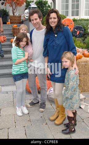 24. Oktober 2010 - Hollywood, Kalifornien, USA - Keramik Scheune Halloween Karneval Operation Smile in einem Privathaus in Beverly Hills, CA 23.10.10 2010..BEN LEE, IONE SKYE zu profitieren. K66610SK. (Kredit-Bild: © Scott Kirkland/Globe Photos/ZUMApress.com) Stockfoto