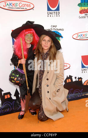 24. Oktober 2010 abgehaltenen - Hollywood, Kalifornien, USA - Adelaide Taylor und Rachel Griffiths während der 2010 Camp Ronald McDonald Halloween Karneval auf der Universal Studios viel los am 24. Oktober 2010, in Los Angeles... 2010.K66617MGE (Kredit-Bild: © Michael Germana/Globe Photos/ZUMApress.com) Stockfoto