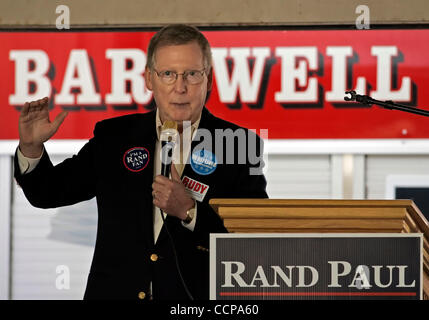 Senat Minderheitenführer MITCH MCCONNELL spricht während einer Kundgebung der Kampagne für Republikanischen Senat nominierte Rand Paul bei Bardwell Feuerwehr. McConnell ist Kentucky der dienstälteste Senator. Stockfoto