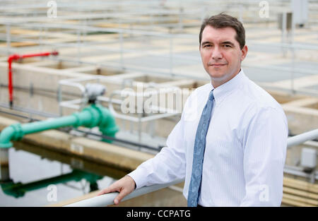 14. Oktober 2010 - West Palm Beach, FL, USA - 101410 (Lannis Waters/The Palm Beach Post) WEST PALM BEACH--Eduardo Balbis (Cq), ein West Palm Beach-Assistent Stadt Administrator bei der Stadt Wasser Pflanzen.   Balbis, Wasser-Betriebsleiter und ein College-Fußball-Schiedsrichter, ernannte Gouverneur Charlie Crist Stockfoto